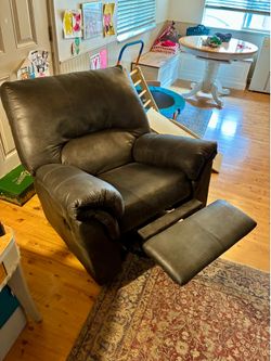 Cozy recliner, great condition