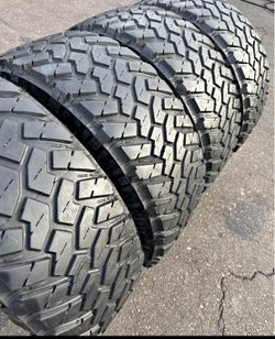 Vendo 285/70/R17 LT LAS 4 llantas Nittos por $220