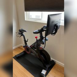 Peloton Bike, Includes Accessories - Excellent – Los Angeles County, CA