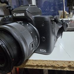 CANON  EOS M50