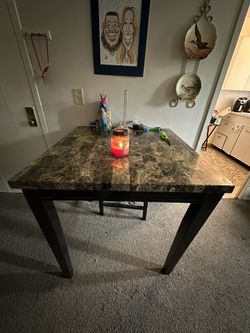 Beautiful Table With 4 Metal Barstools