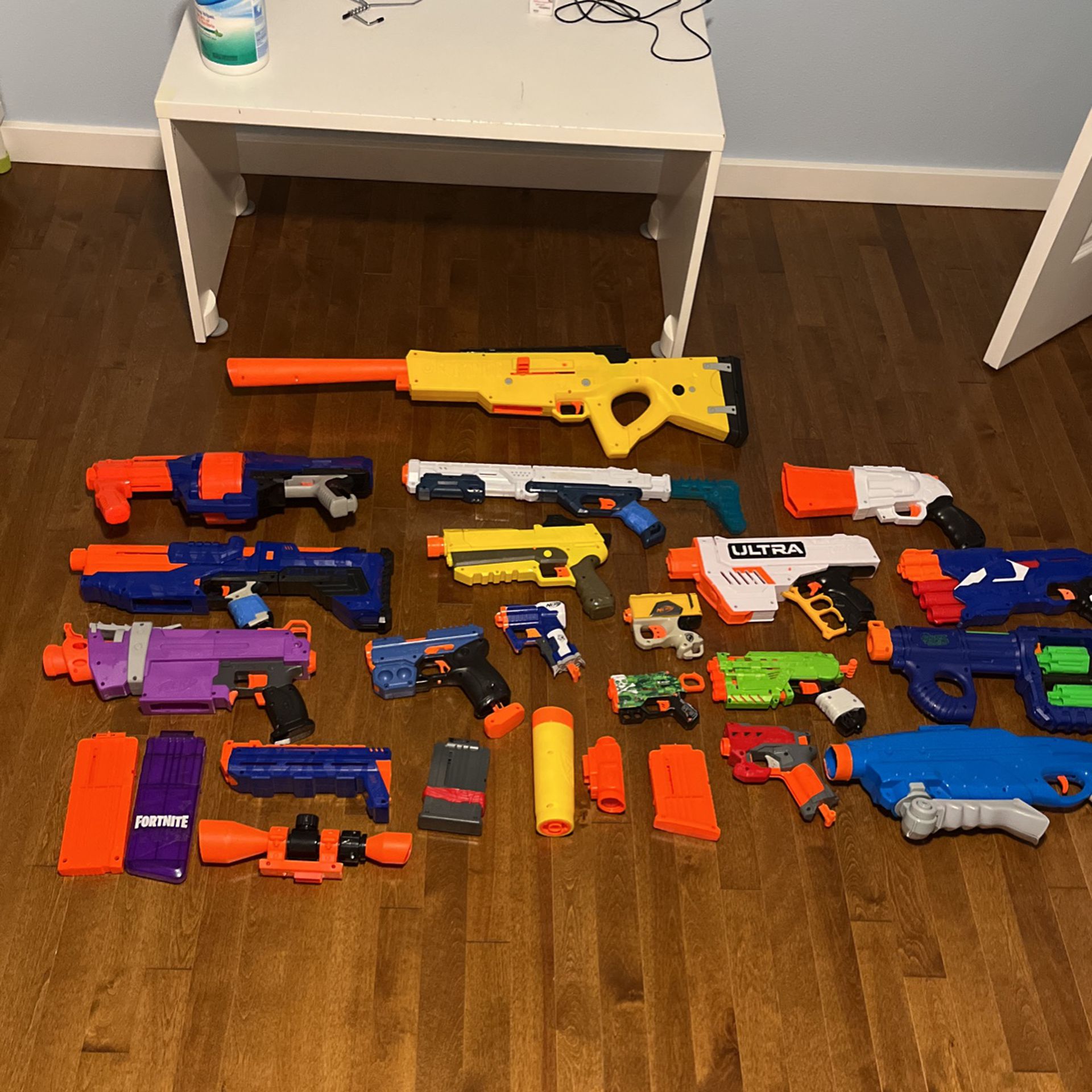Nerf guns with scopes & magazines 