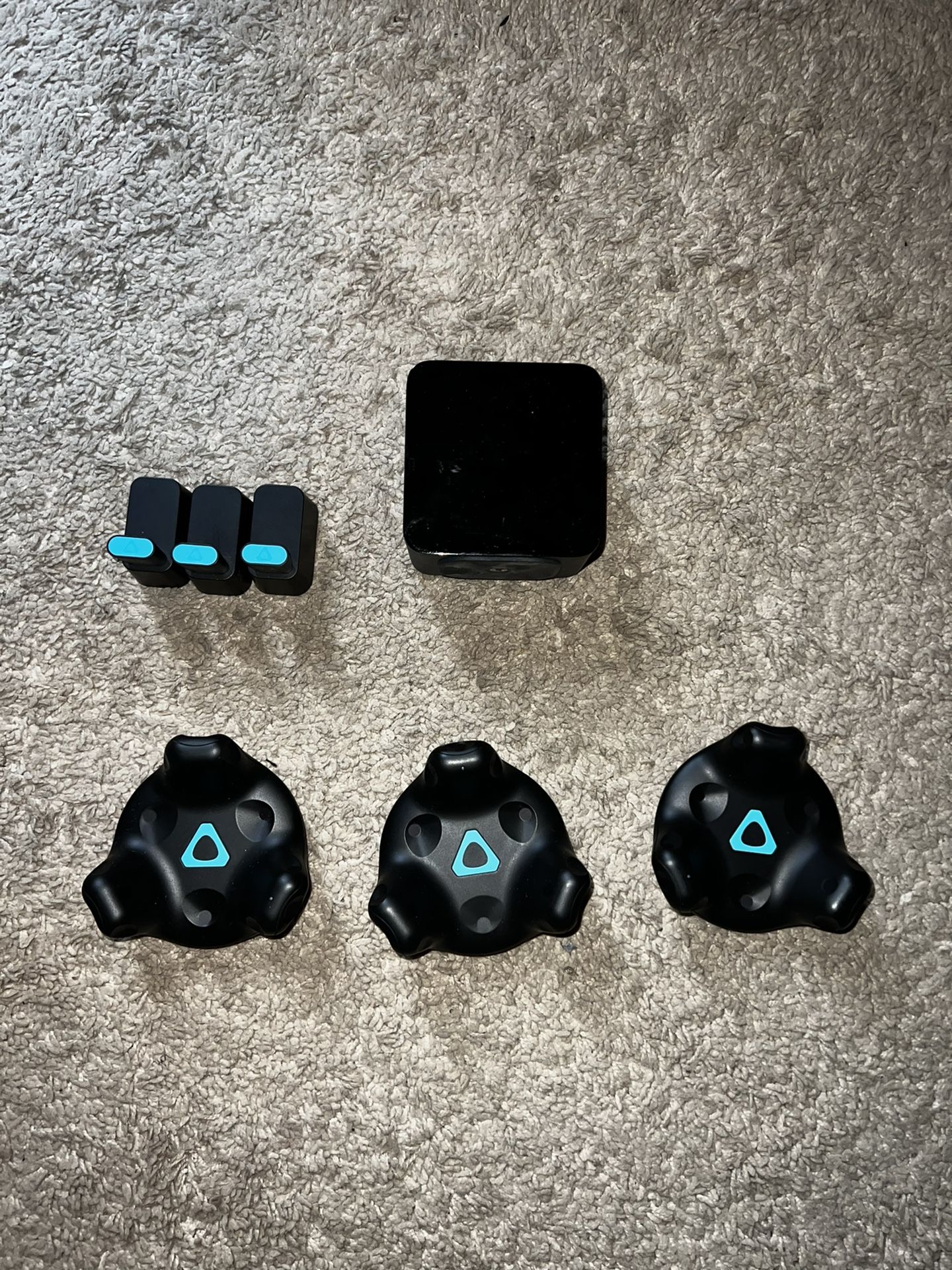 HTC VIVE Virtual Reality System 2.0 Tracker Bundle with HTC Vive Base Station