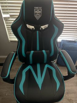 Gaming chair with leg rest