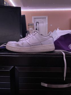 Cleaning shoes service