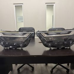 Headlights Toyota Highlander 21-24 