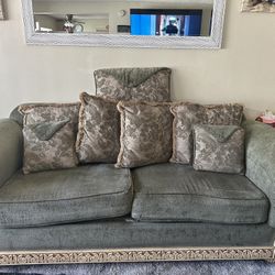 Couches / Sofas 