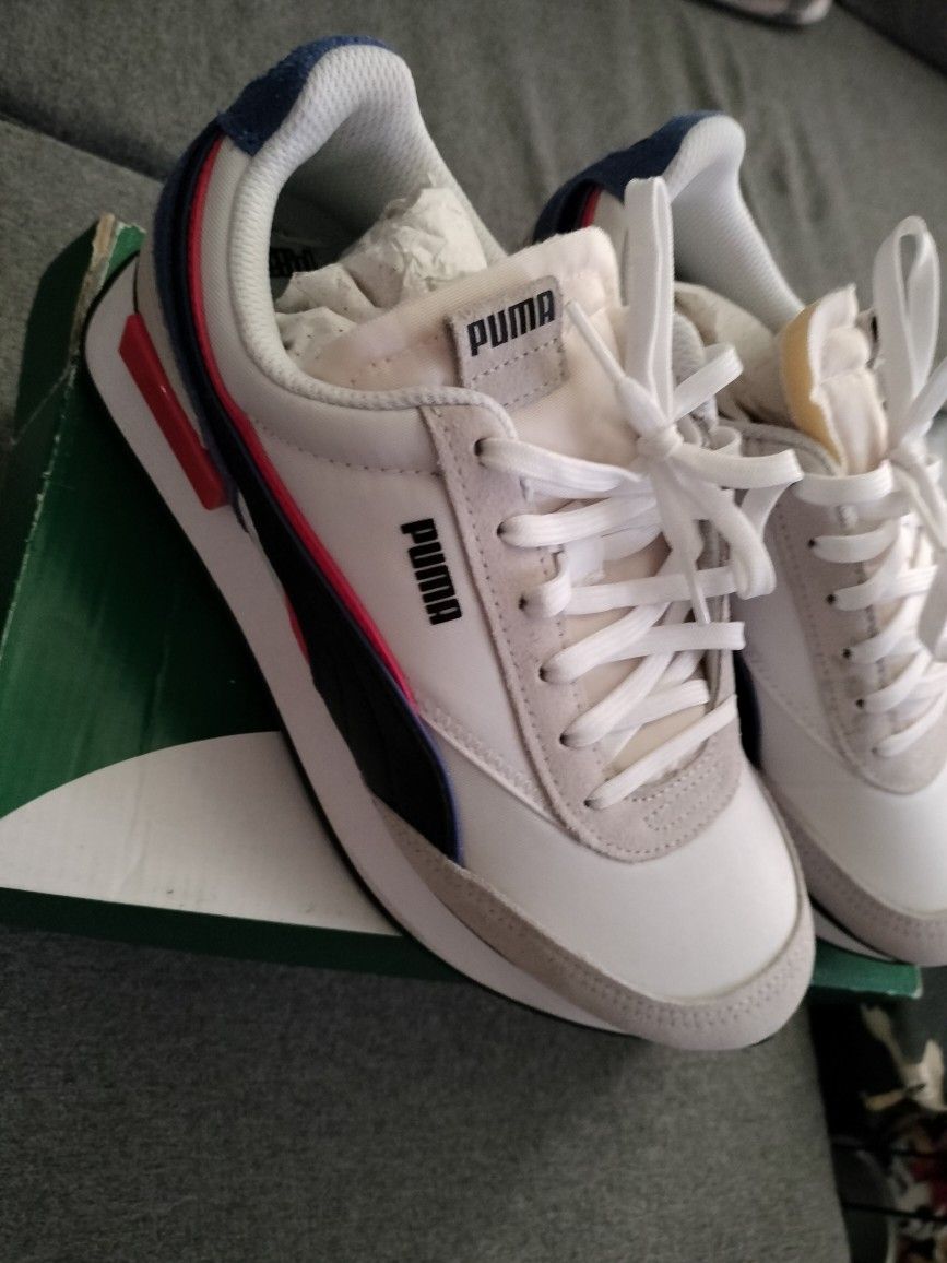 Women's Pumas Size 6 New Never Worn