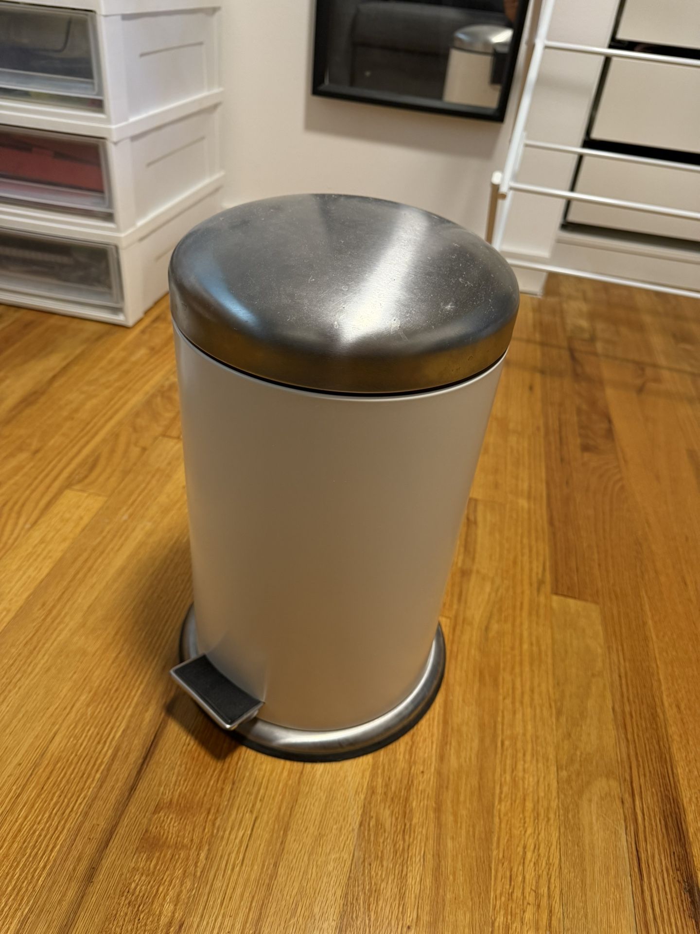 Pedal trash bin 3gallon