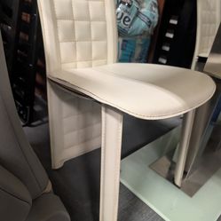 Elegant glass dinning table with matching chairs (2)