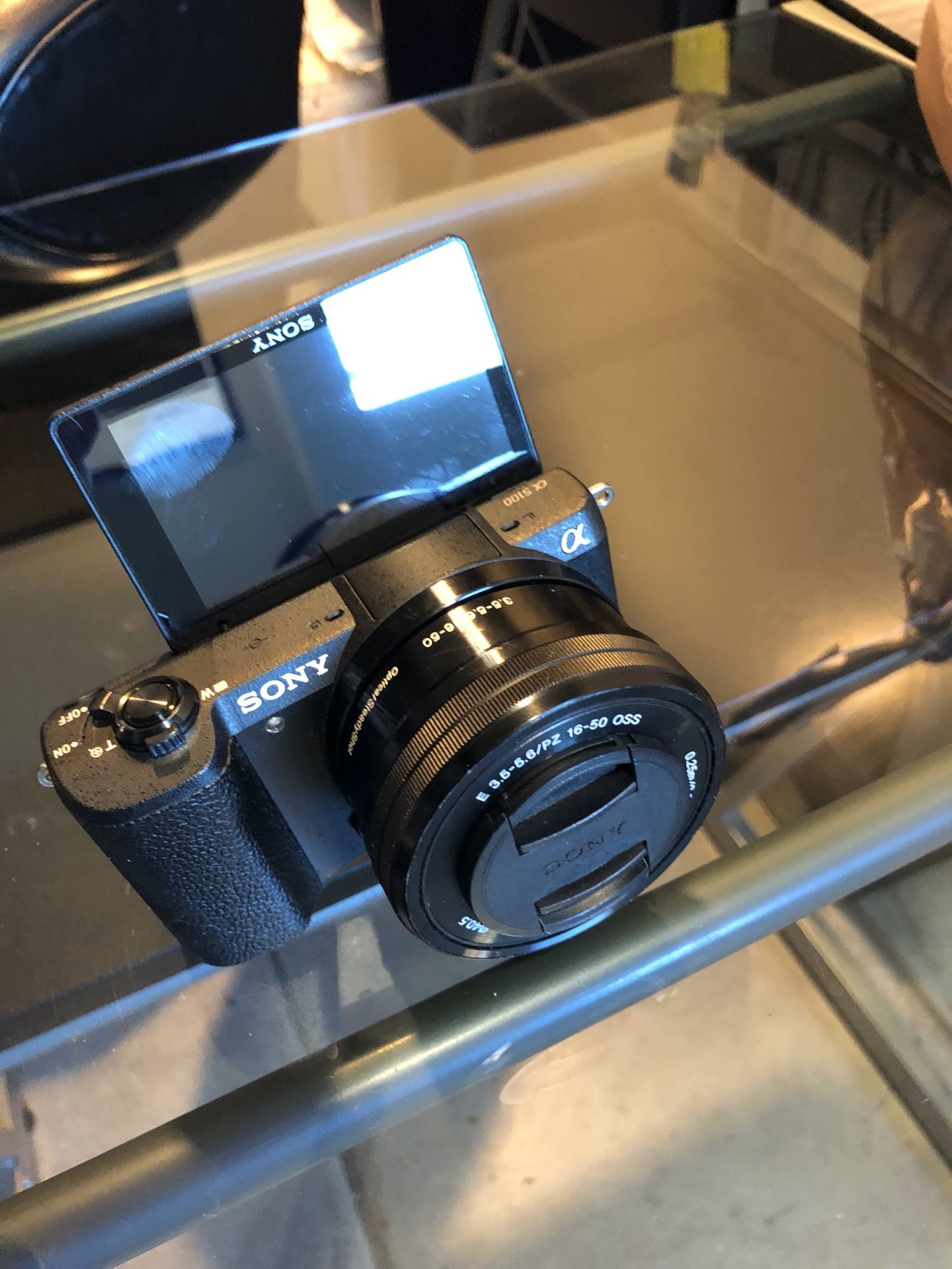 Vlogging camera - Sony a5100 w 16-50mm lens