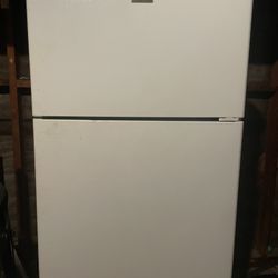 Hotpoint 15.2 Cu. Ft. Top-Freezer Refrigerator – Works Great – White