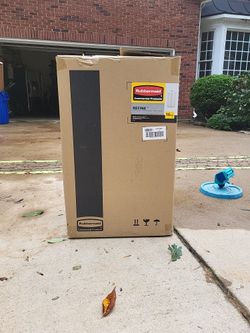 Rubbermaid REFINE Trash Can