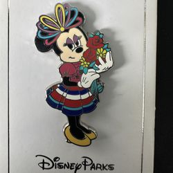 Disney Minnie Mouse With Flowers Pin