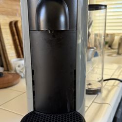De'Longhi Nespresso Vertuo Plus Coffee and Espresso Maker by De'Longhi Gray