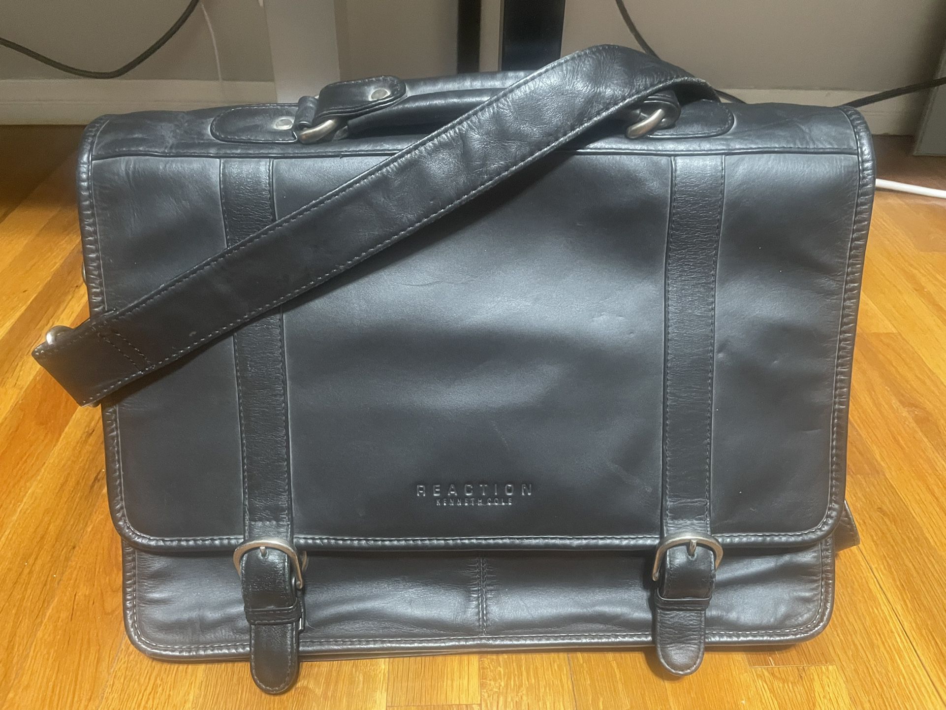 Kenneth Cole Leather Messanger Bag