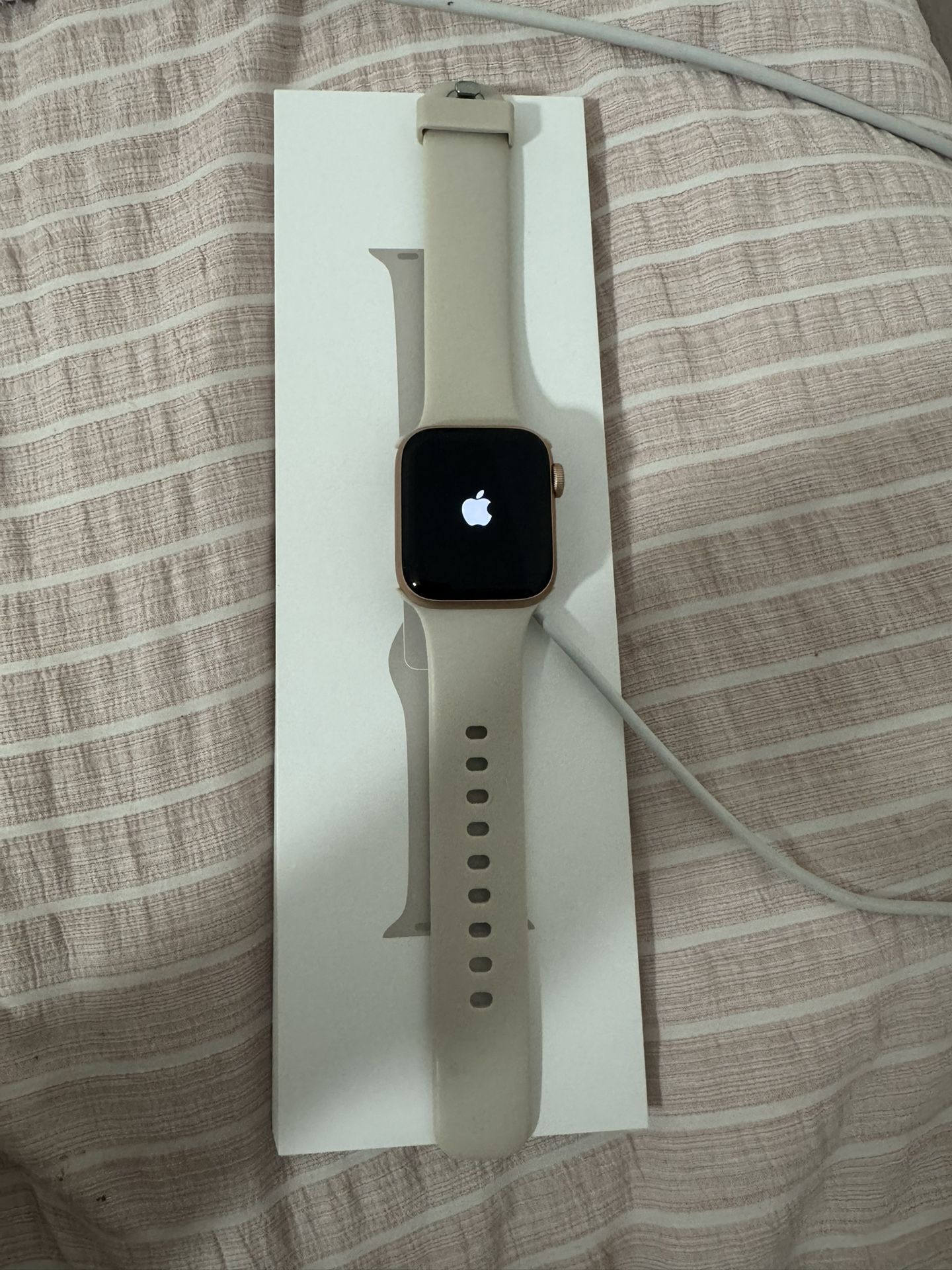 📱⌚ Apple Watch SE 40mm – Great Condition