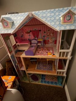 Three story 4 ft dollhouse with moving elevator Three-story dollhouse with manual moving elevator