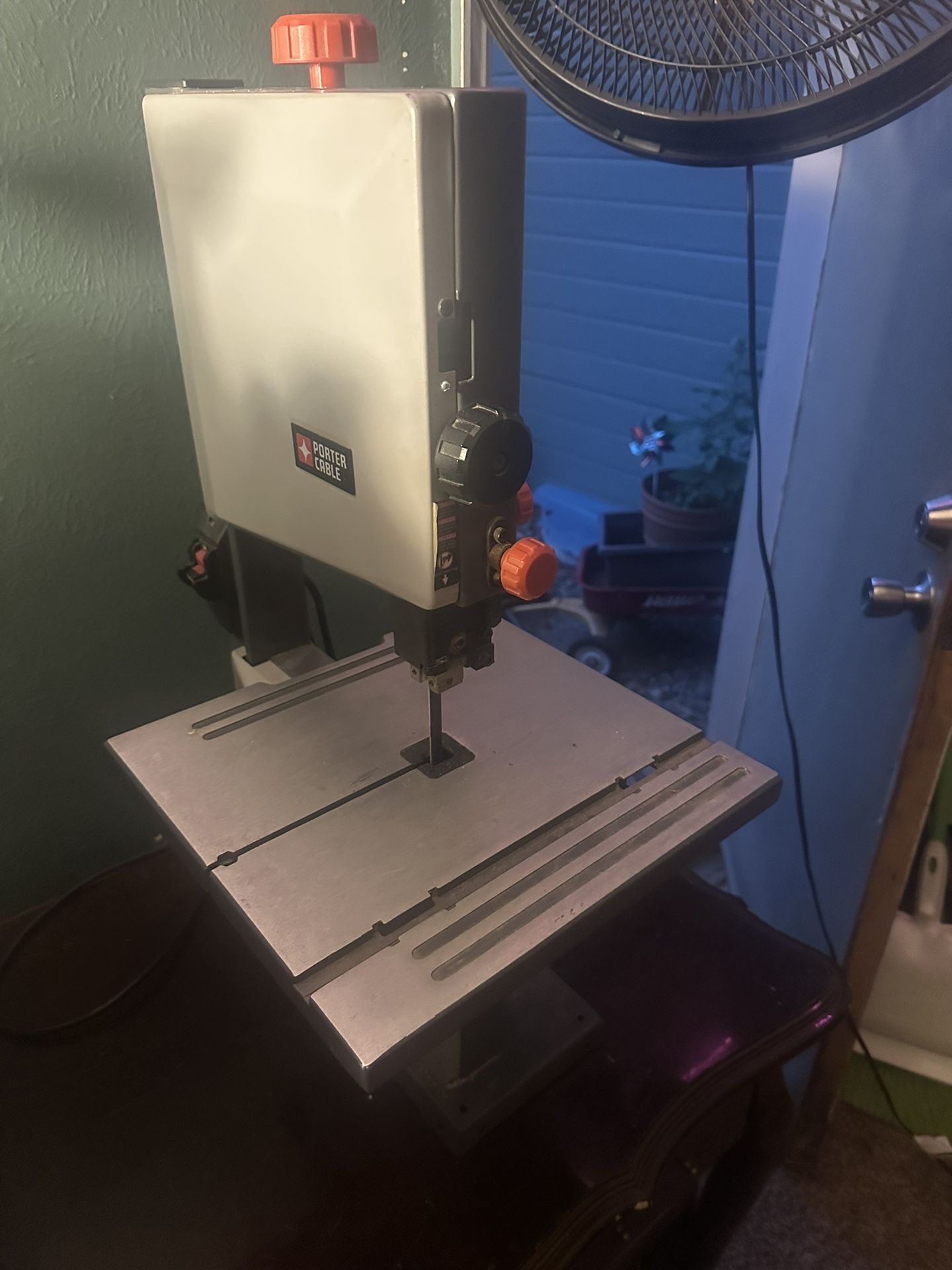 a PORTER-CABLE 9-inch 2.5-Amp Stationary Band Saw.
