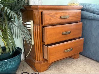 ⚪️ 2 Matching Night Stands - Solid Oak