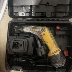 DeWalt DW920 7.2V Cordless Screwdriver Drill, 2 Batteries, Charger, and Case