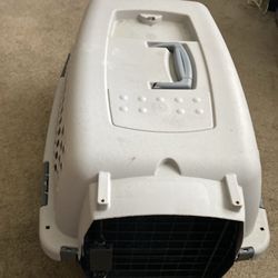 Pet kennel  L 13. Price 10$. Pick up. E.  72.  and. Grandview.  E. Tacoma