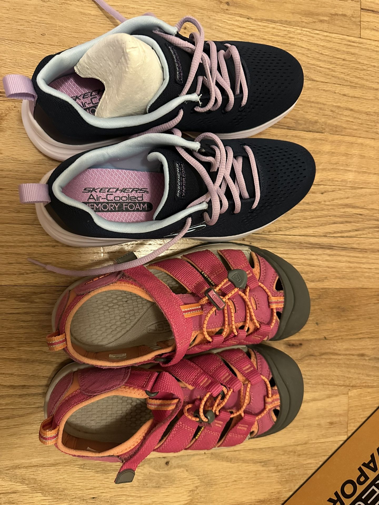 Shoes - Skechers Keen
