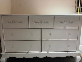 Looks brand new 7 drawer dresser