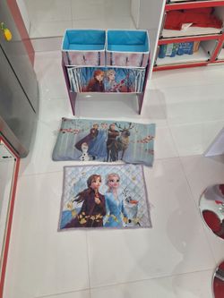 Selling Frozen storage boxes with the thing to put them on, Frozen pillow case, and Frozen big pillow. Bendiendo cajas para guardar con el mueble de F