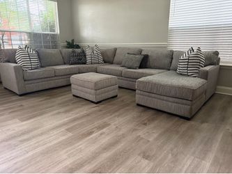 Beautiful light gray sectional & ottoman