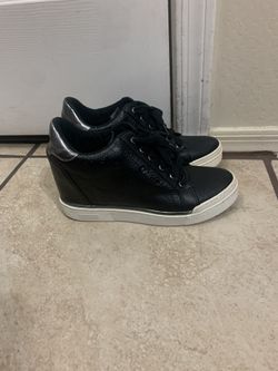 Black Guess Women’s Flowurs Sneakers, Size 81/2M