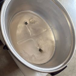 Hamilton Beach Slow Cooker, Extra-Large Capacity, Serves 10+, 8 Quarts, Black, 33185  Hardly ever used.  Asking price is $35.00  Pick up in Powder Spr