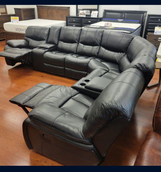 *Weekend Special*---Madrid Sleek Gray Leather Reclining Sectional Sofa---Delivery And Easy Financing Available👏