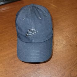 Nike Club Futura Unstructured Cap Black Adjustable Hat Unisex L/XL. 100% 
Polyester. Pre-owned, perfect shape, please see photos for details.
100% Cot