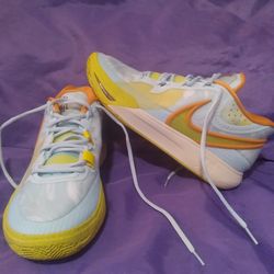 Kyrie Irving size 12 Like New