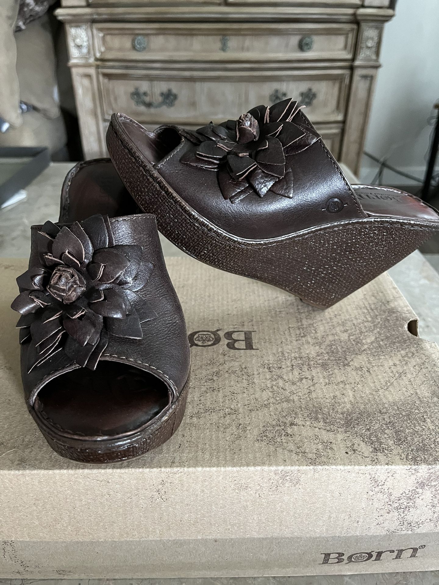 BORN Women’s Dark Brown Wedge Sandals w/Layered Leather Flower 🌺 , Size 7 / Euro 38 from Macy’s 
