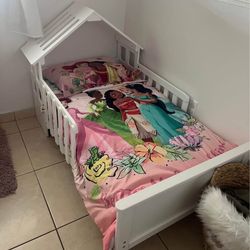 Toddler bed beautiful design like new