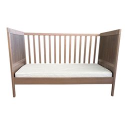 Crib & Changing Table/Dresser