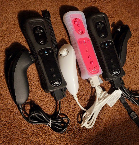  Original Nintendo Wii / Wii U Motion Plus Controller with Nunchuck 35$ Each set 