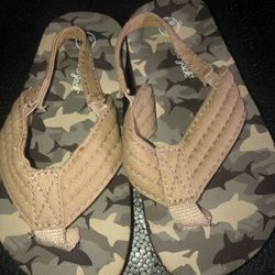 Cat & Jack Boys Camo FlipFlops L (9/10)c