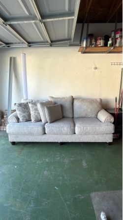 Clean 3-Seat Sofa – Excellent Condition