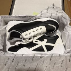 Women’s Casual Shoes 