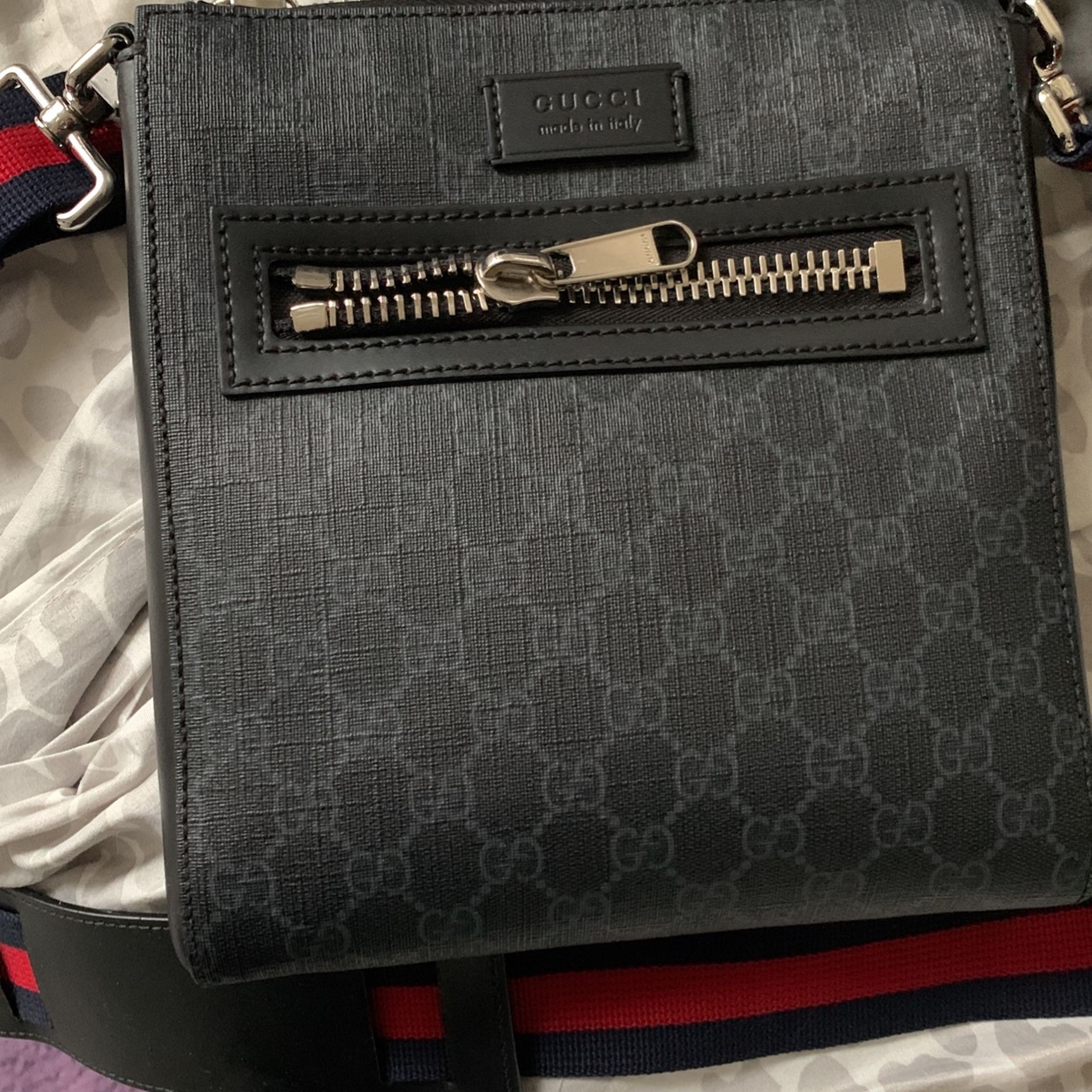 NEW AUTHENTIC GUCCI MESSENGER BAG