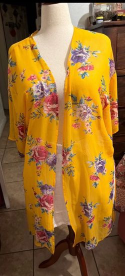 floral kimono cardigan by the brand Ambiance Apparel