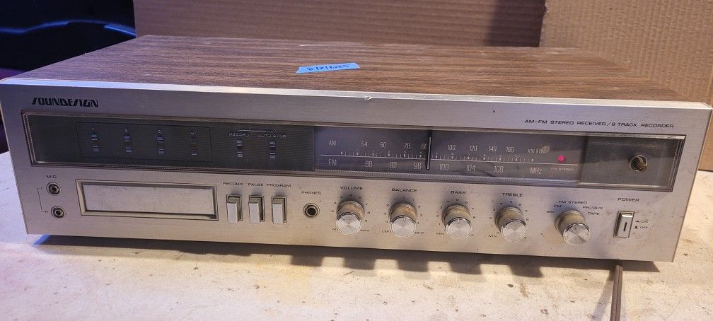 Soundesign AM FM / 8 Track Player KMTR 127