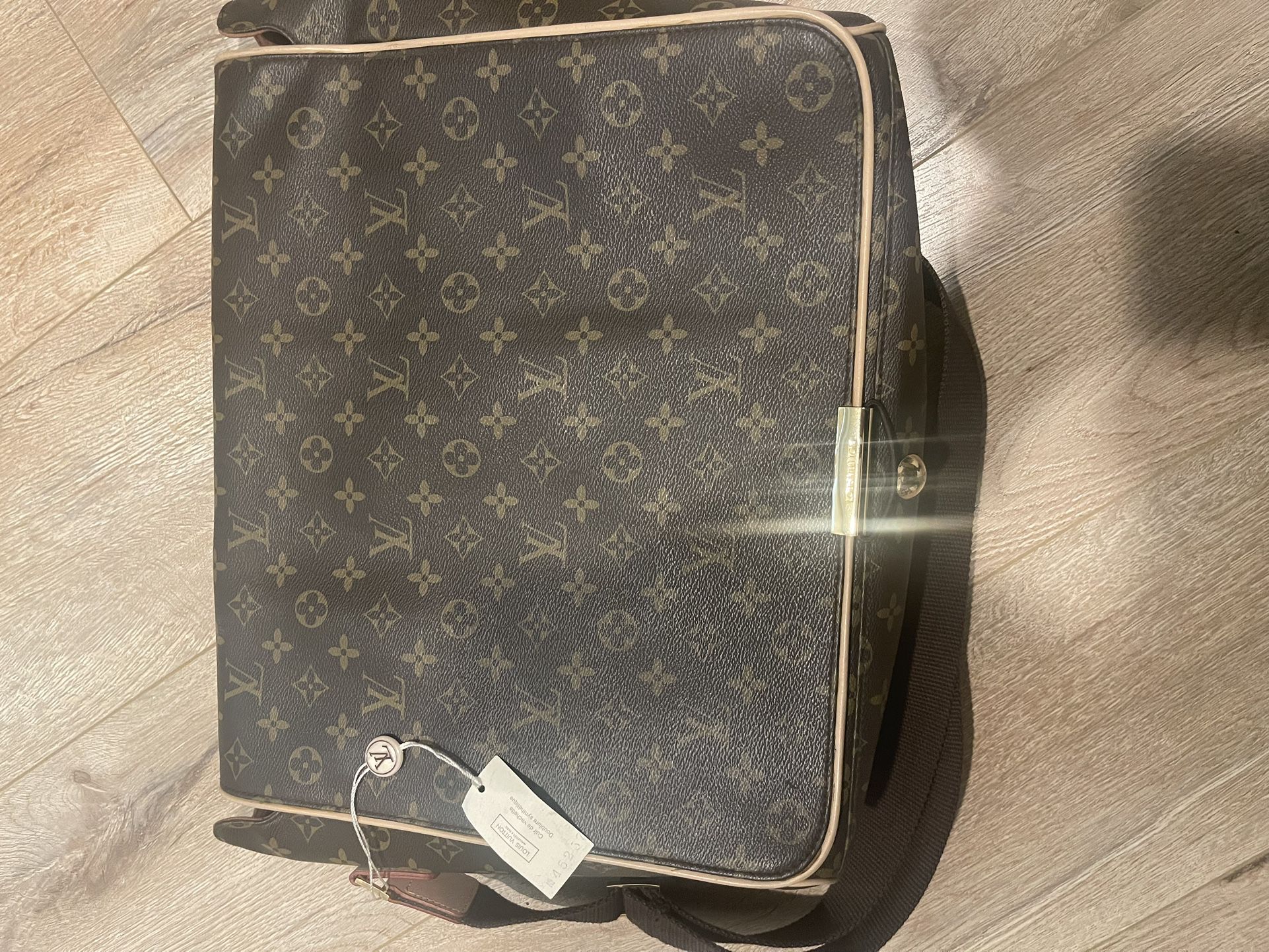Louis Vuitton Messenger Bag (Excellent Condition)
