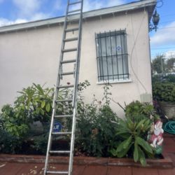 Escalera de 24 pies de aluminio muy barata está un poquito usada por eso la doy barata