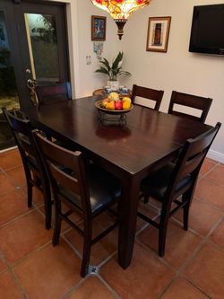 Expandable 6 to 8 dining table and chairs