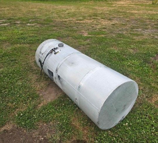 150 gallon fuel tank driver side Semi Track