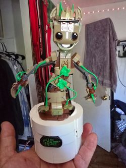 Lego dancing groot